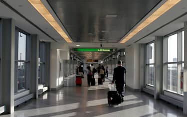 Un passeggero all'aeroporto JFK di New York