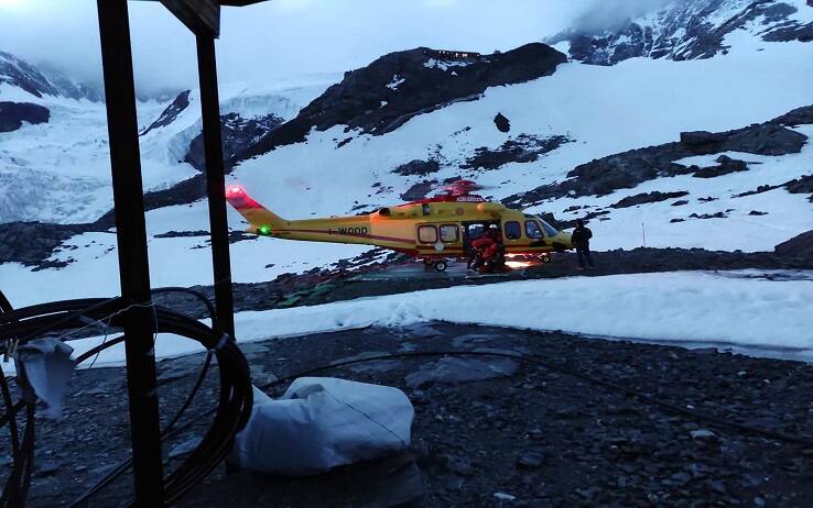 Soccorsi sul Monte Rosa, in una foto diffusa dal Soccorso Alpino Valdostano, 04 luglio 2021. Due alpiniste italiane sono morte assiderate sul Monte Rosa. Erano rimaste bloccate ieri a causa del maltempo sotto la Piramide Vincent, a 4.150 metri di quota, e avevano chiamato i soccorsi. Squadre a piedi del Soccorso alpino valdostano sono salite nella notte e le hanno trovate. Si tratta di due donne piemontesi.
ANSA/ SOCCORSO ALPINO VALDOSTANO
+++ ANSA PROVIDES ACCESS TO THIS HANDOUT PHOTO TO BE USED SOLELY TO ILLUSTRATE NEWS REPORTING OR COMMENTARY ON THE FACTS OR EVENTS DEPICTED IN THIS IMAGE; NO ARCHIVING; NO LICENSING +++