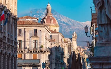 Catania e l'Etna sullo sfondo