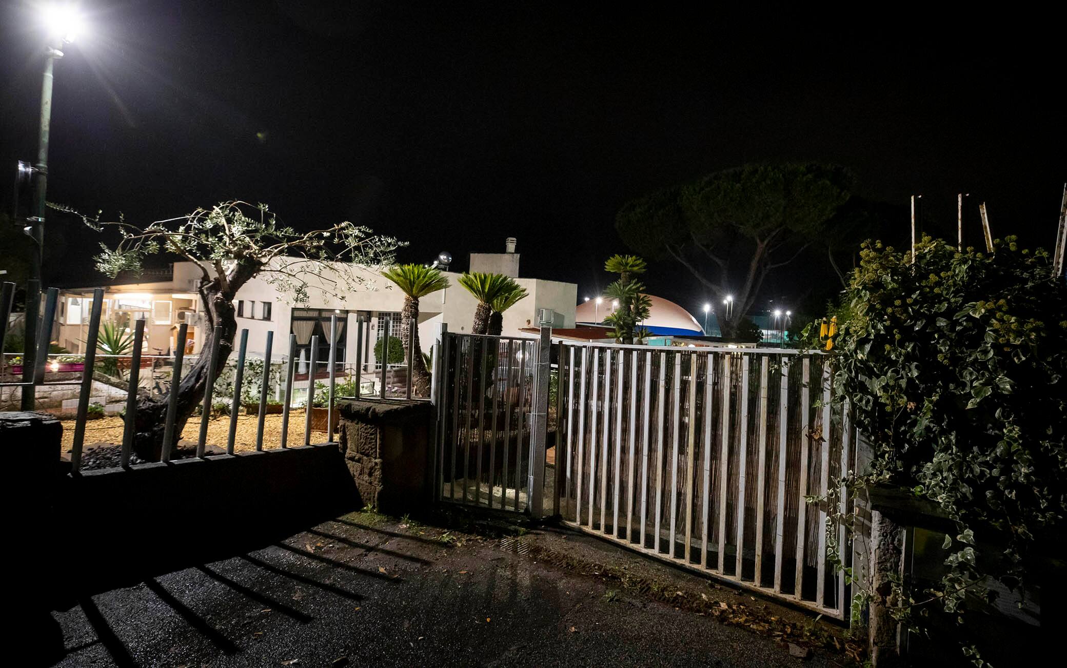 Nuova tragedia sul lavoro a Roma, 09 novembre 2021. Un operaio che stava montando un capannone è caduto da un trabattello alto tre metri sbattendo la testa. E' accaduto in un circolo sportivo in via Cantelmo, in zona Gianicolense. Operato d'urgenza alla testa, il 41enne romano è purtroppo deceduto.ANSA/MASSIMO PERCOSSI