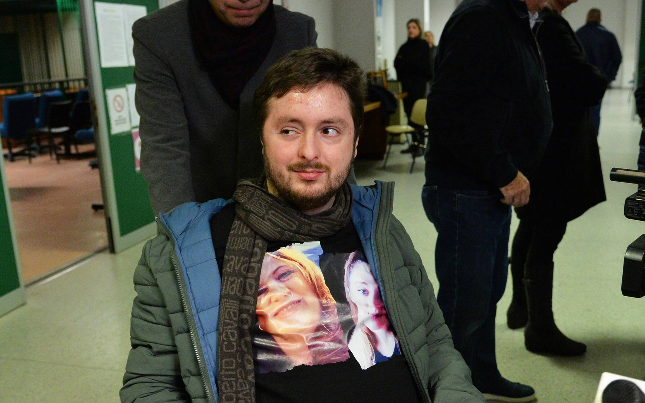 Nicolo' Maja arriva nel tribunale di Busto Arsizio (Varese) dove ha rivisto per la prima volta il padre Alessandro da quando, nel maggio scorso, l'uomo ha ucciso nel sonno la moglie Stefania Pivetta, la figlia Giulia e ha gravemente ferito il 24enne Nicolo', oggi in carrozzina dopo una serie di interventi chirurgici. Stamani il ragazzo si é presentato con una maglietta con le immagini della madre Stefania e della sorella Giulia, 17 febbraio 2023.ANSA/Agenzia Blitz Varese