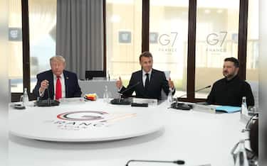 epa13040610 (L-R) US President Donald Trump, French President Emmanuel Macron and Ukrainian President Volodymyr Zelenskyy during a working session at the G7 summit in Evian-les-Bains, France, 16 June 2026. The 52nd G7 Summit takes place in Evian-les-Bains from 15 to 17 June 2026.  EPA/THIBAULT CAMUS / POOL MAXPPP OUT