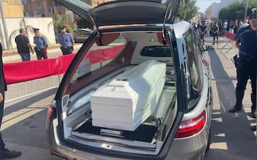 L'arrivo del feretro di Lorena Isceri per il funerale a Squinzano (Lecce), 9 settembre 2026. ANSA/STEFANIA CONGEDO