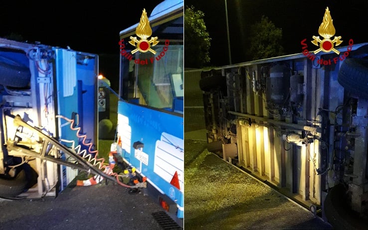 Diverse persone sono rimaste ferite ad Eraclea (Venezia) nel rovesciamento di un vagone di un trenino stradale turistico. verso le 22 di ieri sera. Sul posto sono intervenuti i vigili del fuoco e il personale del Suem, con numerose ambulanze. Non si conosce al momento la dinamica dell'incidente. Dalle prime informazioni, nessuno dei feriti sarebbe in condizioni critiche. ANSA/Vigili del Fuoco ANSA PROVIDES ACCESS TO THIS HANDOUT PHOTO TO BE USED SOLELY TO ILLUSTRATE NEWS REPORTING OR COMMENTARY ON THE FACTS OR EVENTS DEPICTED IN THIS IMAGE; NO ARCHIVING; NO LICENSING NPK