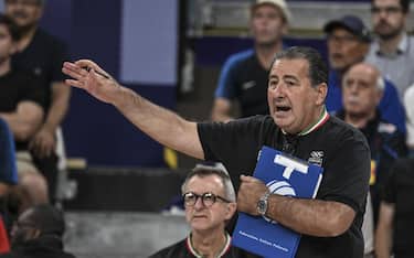 Il ct azzurro Ferdinando de Giorgi a bordo campo durante la  semifinale del torneo di pallavolo maschile delle Olimpiadi di Parigi 2024, l'Italia con la Francia per tre set a zero  7 agosto 2024 ANSA / CIRO FUSCO