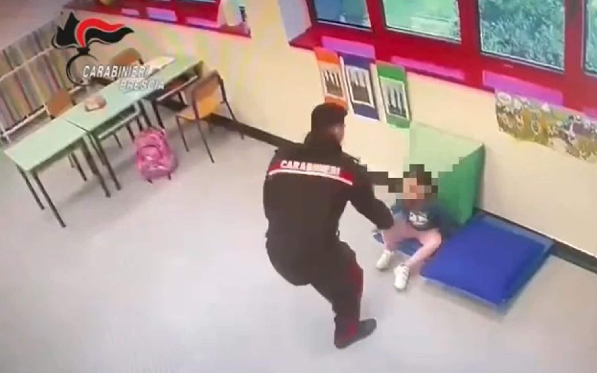 Una assistente scolastica è stata arrestata dai carabinieri di Brescia per maltrattamenti e lesioni aggravate ai danni di una bambina disabile che seguiva, 29 aprile 2022. L'arresto è scattato in flagranza di reato dopo che le indagini erano iniziate dalla denuncia dei genitori che hanno riferito di aver rinvenuto sul corpo inconfutabili segni di violenza fisica. Sono state pertanto attivate immediatamente le indagini, anche mediante l'installazione all'interno dell'aula di telecamere ambientali occultate, che hanno consentito repentinamente di riscontrare quanto denunciato. Grazie alle telecamere nascoste, i militari hanno appurato che durante l'orario scolastico l'assistente avrebbe commesso ripetute violenze fisiche. I carabinieri sono quindi intervenuti immediatamente a scuola, portando via dall'aula l'assistente che è stata immediatamente tratta in arresto in quanto ritenuta presunta responsabile di maltrattamenti pluriaggravati e lesioni aggravate a danno di un minore con disabilità.ANSA/ US/ CARABINIERI+++ ANSA PROVIDES ACCESS TO THIS HANDOUT PHOTO TO BE USED SOLELY TO ILLUSTRATE NEWS REPORTING OR COMMENTARY ON THE FACTS OR EVENTS DEPICTED IN THIS IMAGE; NO ARCHIVING; NO LICENSING +++