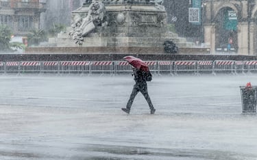 Milano. Pioggia temporale maltempo in Piazza Duomo