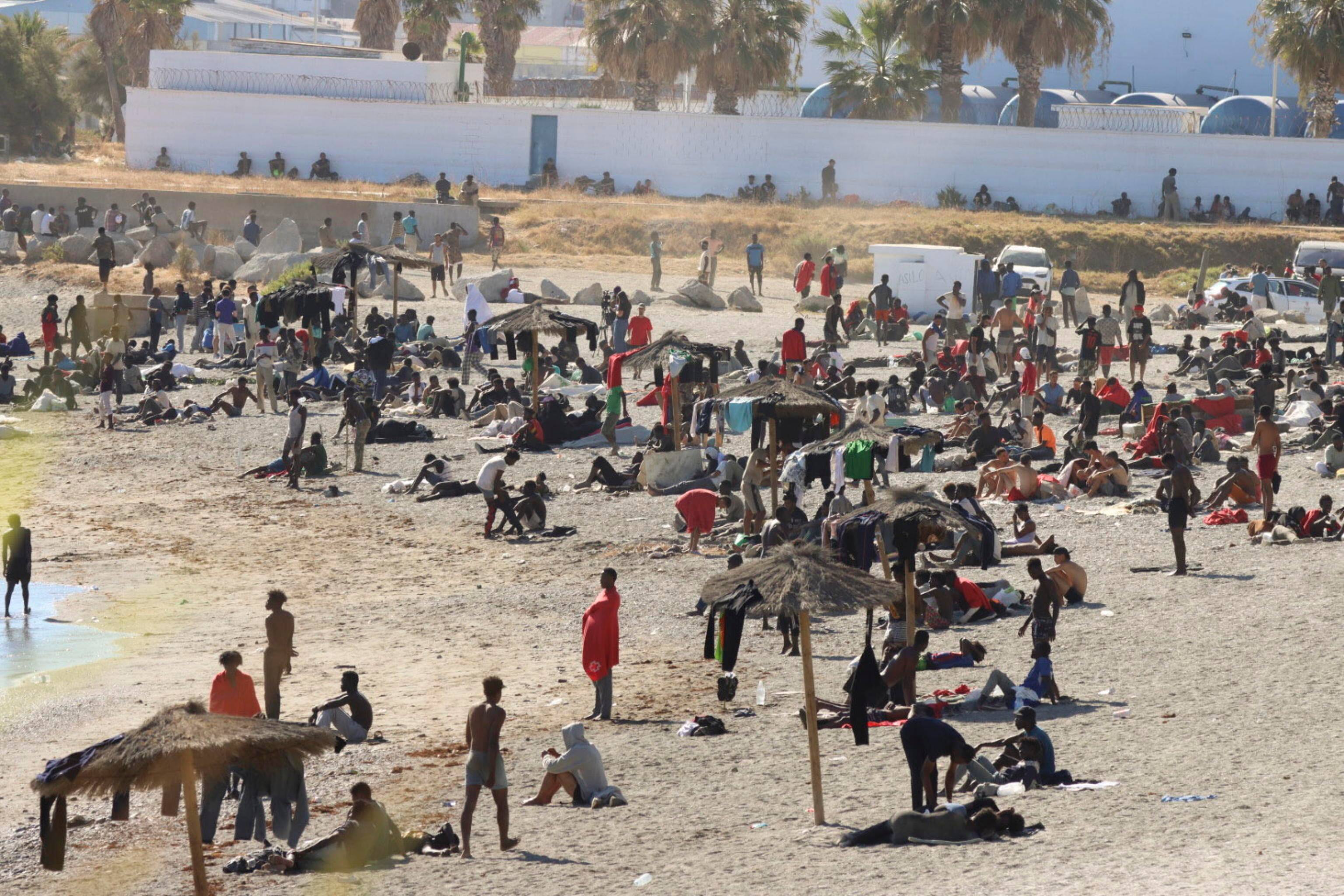 In foto, i migranti a Ceuta, vicino a Trampolin Beach, 4 agosto 2026. Migranti a Ceuta