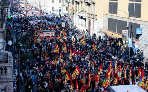 IPA90350501 - Milano, 30/10/2026 - sciopero generale del 30 Ottobre  - il corteo in via Vitruvio, foto dall’alto