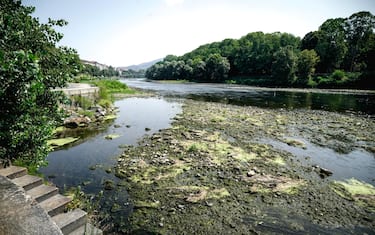 Il fiume Po in secca, all'altezza del ponte Vittorio, dove si sono formate degli isolotti per la drastica diminuzione della portata dovuta alla prolungata siccità. Torino 30 luglio 2026 ANSA/TINO ROMANO