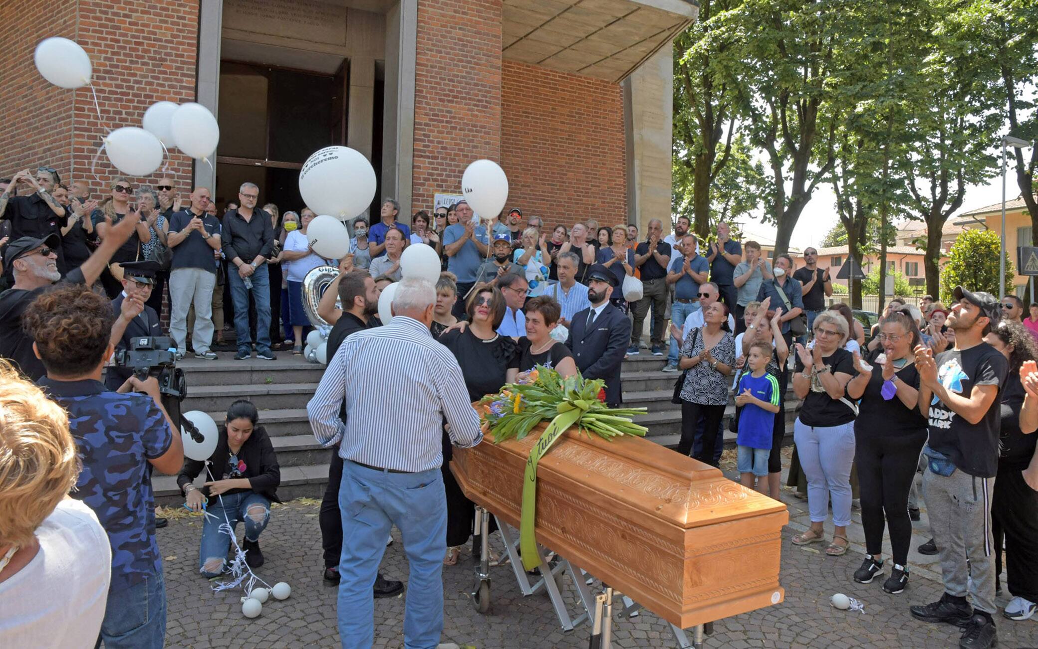 pavia funerali di gigi bici - foto torres  pavia - i funerali di gigi bici nelle foto i figli katia rosalia umberto e la 1 moglie carmela e la seconda compagna - foto torres 