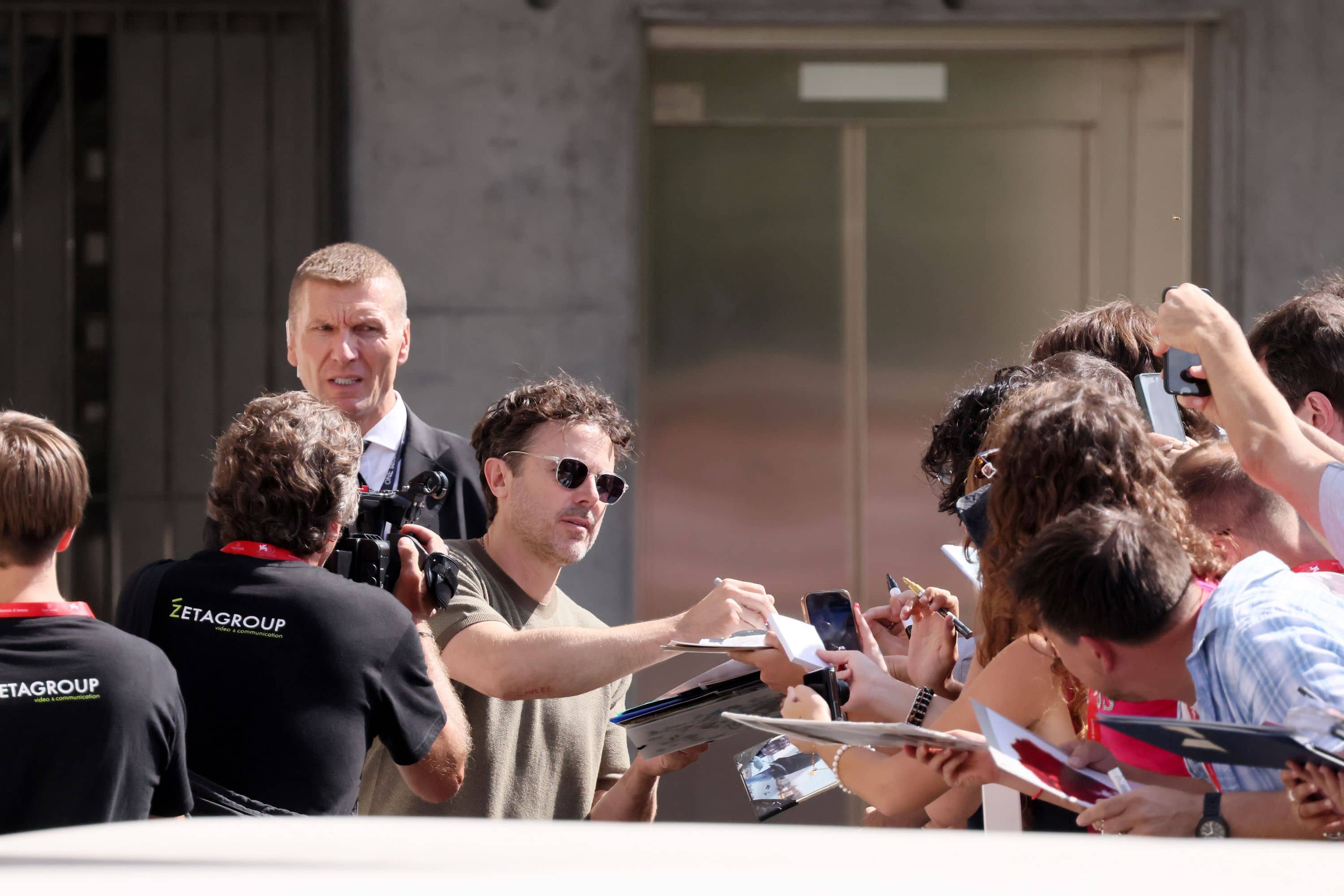 Casey Affleck firma autografi a  Venezia 83