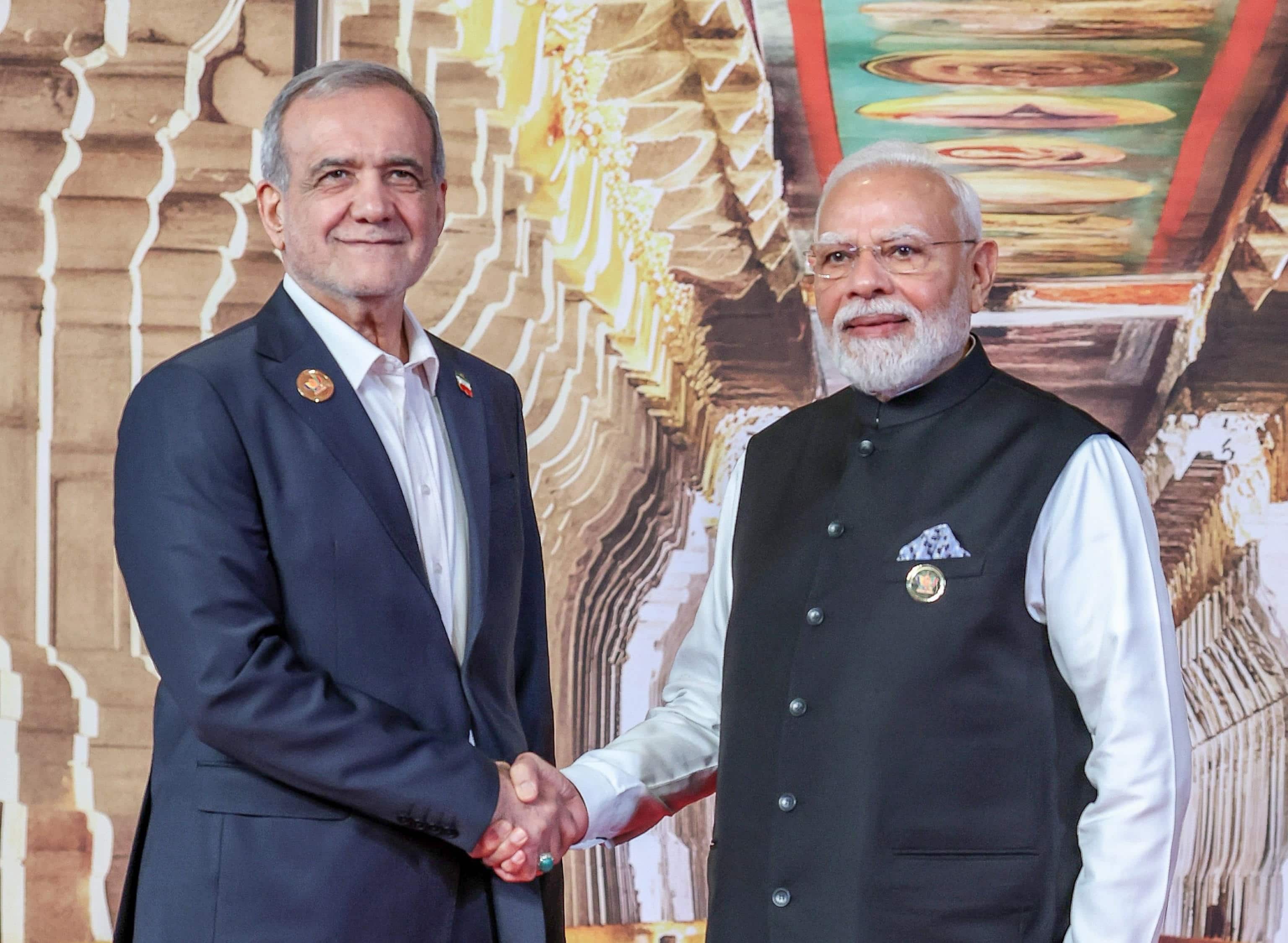 Masoud Pezeshkian, presidente della Repubblica Islamica dell'Iran insieme al primo ministro indiano Narendra Modi.