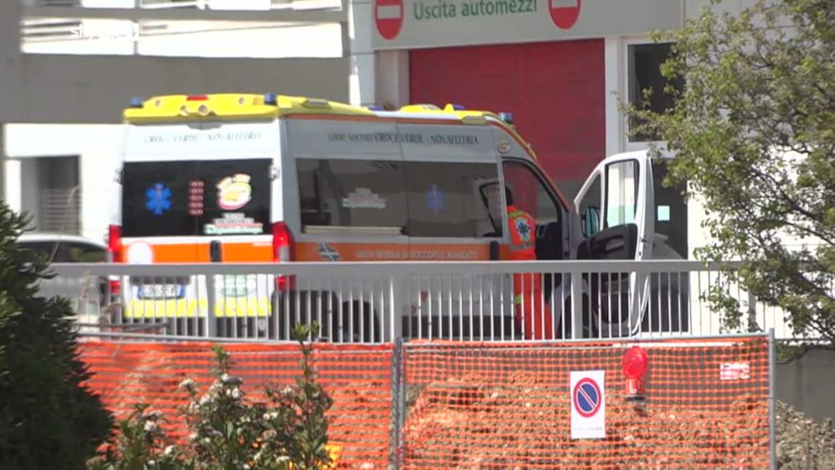 Rimini, 12enne incastrato nella piscina dell'hotel: è grave