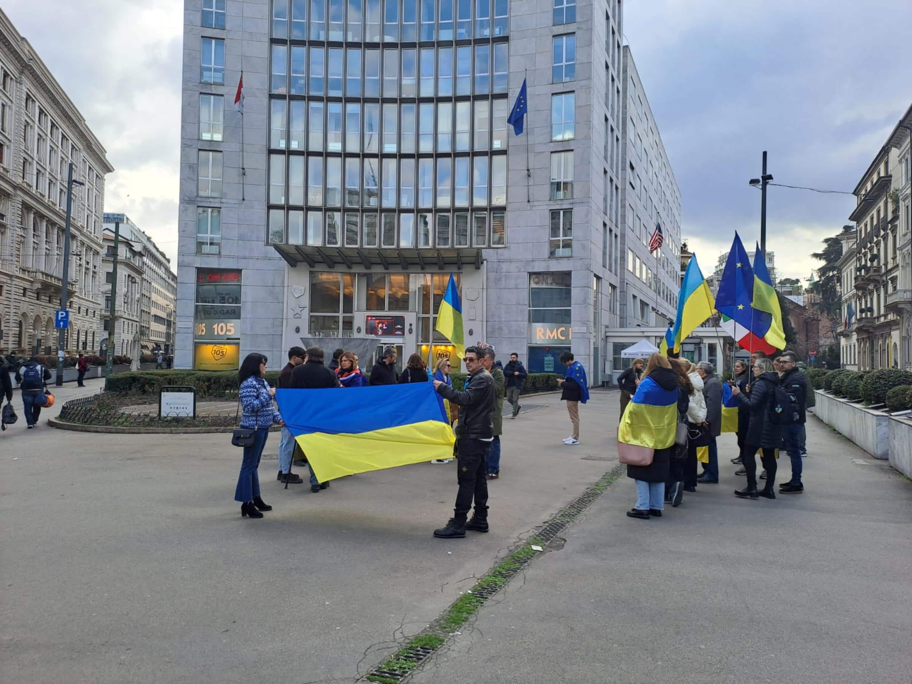 Manifestazione pro Ucraina di protesta davanti al Consolato americano di Milano, 01 marzo 2025.
ANSA/ STEFANO ROTTIGNI