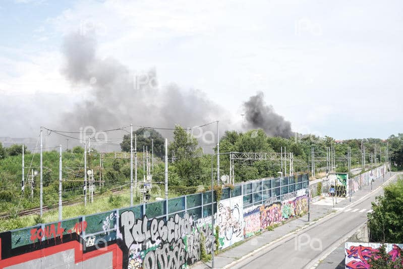 MILANO - Incendio nel campo rom di via Bonfadini nella periferia est di Milano, alta nube di fumo. 13 luglio