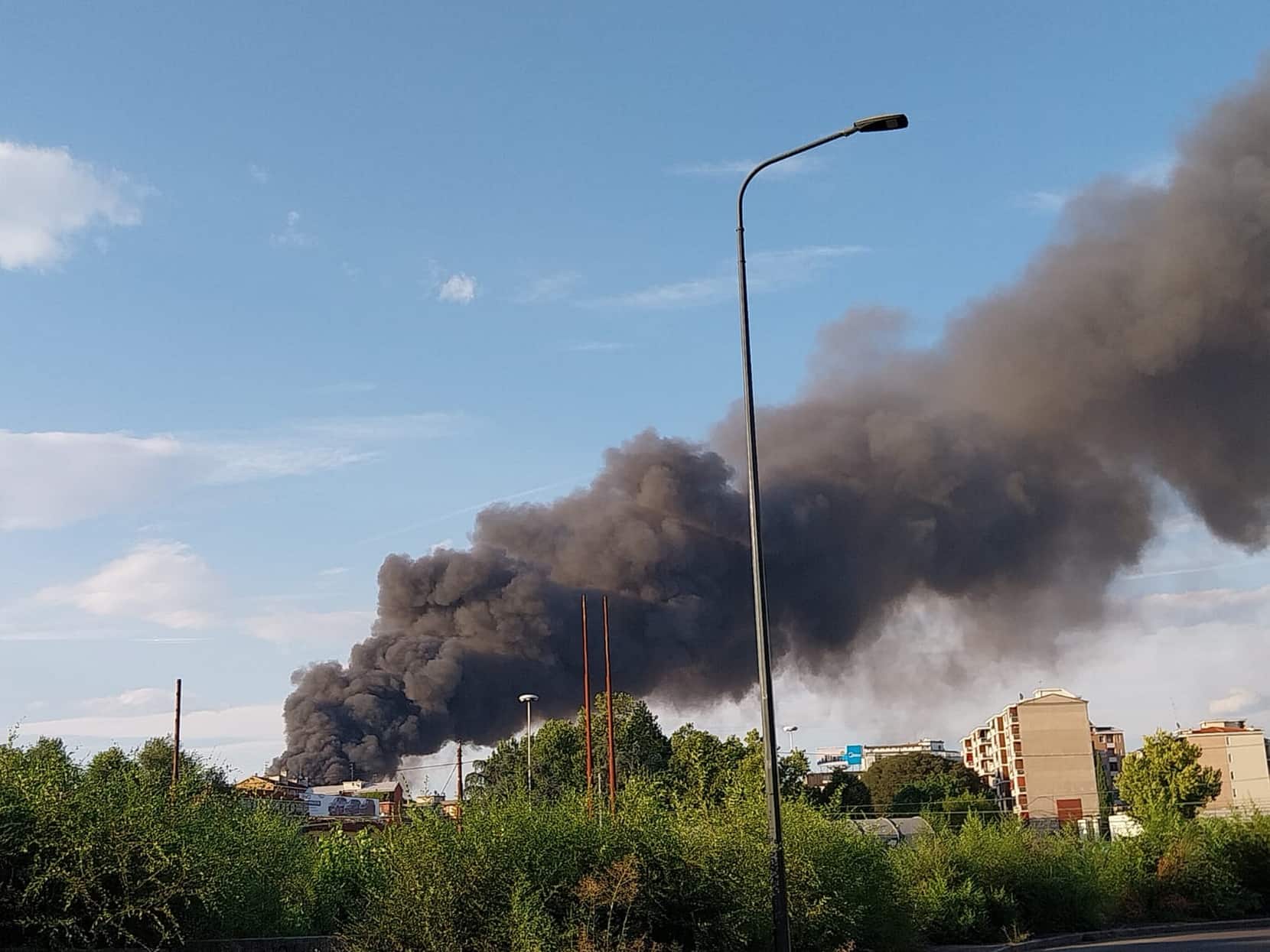 IPA86514094 - Milano, grosso incendio in via don Giovanni Minzoni