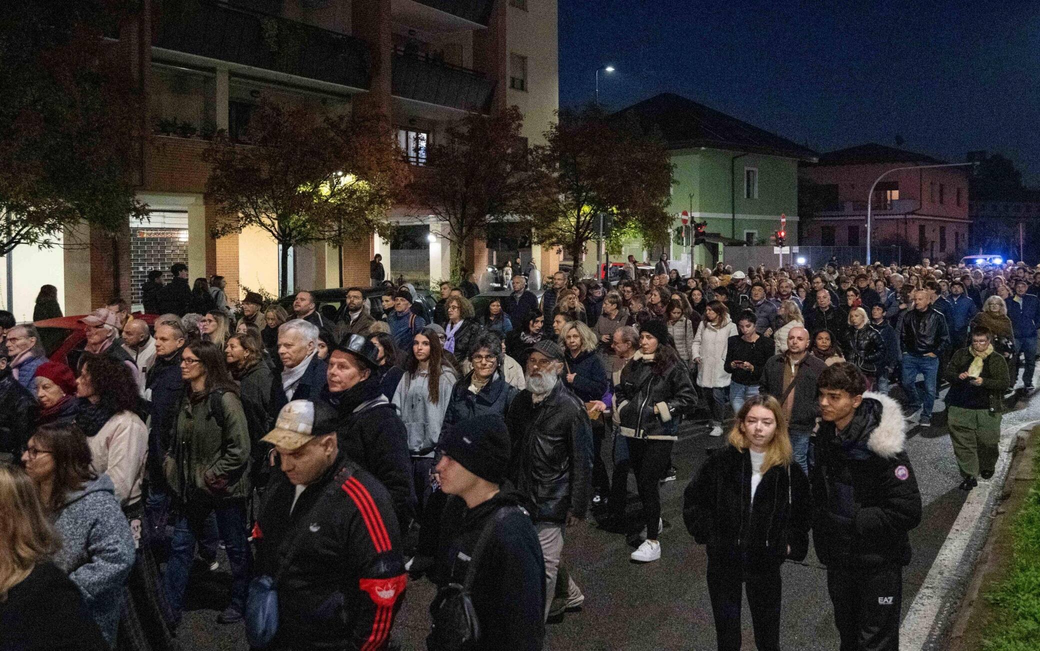 A Bruzzano, periferia di Milano, una camminata silenziosa in memoria di Luciana Ronchi, la 62enne uccisa a coltellate dall'ex compagno, Milano, 23 Ottobre 2025. Tra i presenti, il sindaco di Milano Giuseppe Sala e monsignor Giuseppe Vegezzi, ANSA/Andrea Fasani