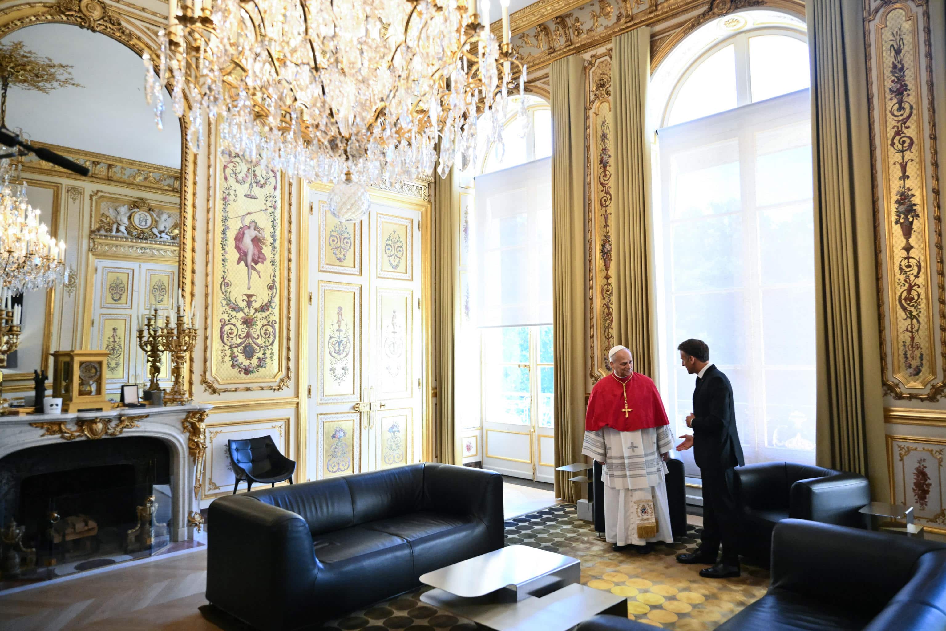 France's President Emmanuel Macron (R) meets with Pope Leo XIV (L) at the Elysee Presidential Palace, in Paris on September 25, 2026 at the start of his four days visit to France, 25 september 2026 ANSA / POOL / AFP /  Alberto PIZZOLI 
