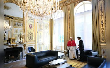 France's President Emmanuel Macron (R) meets with Pope Leo XIV (L) at the Elysee Presidential Palace, in Paris on September 25, 2026 at the start of his four days visit to France, 25 september 2026 ANSA / POOL / AFP /  Alberto PIZZOLI 
