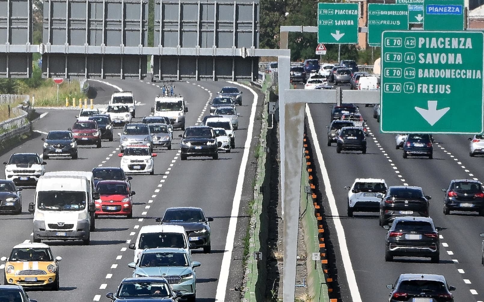 Traffico, weekend da bollino rosso su strade e autostrade: i consigli per viaggi sicuri