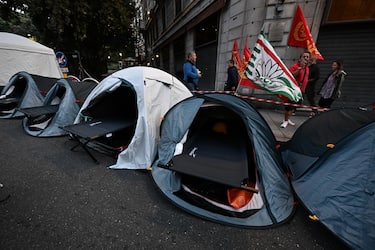 Le tende in Largo Lanfranco, a pochi metri dalla prefettura di Genova