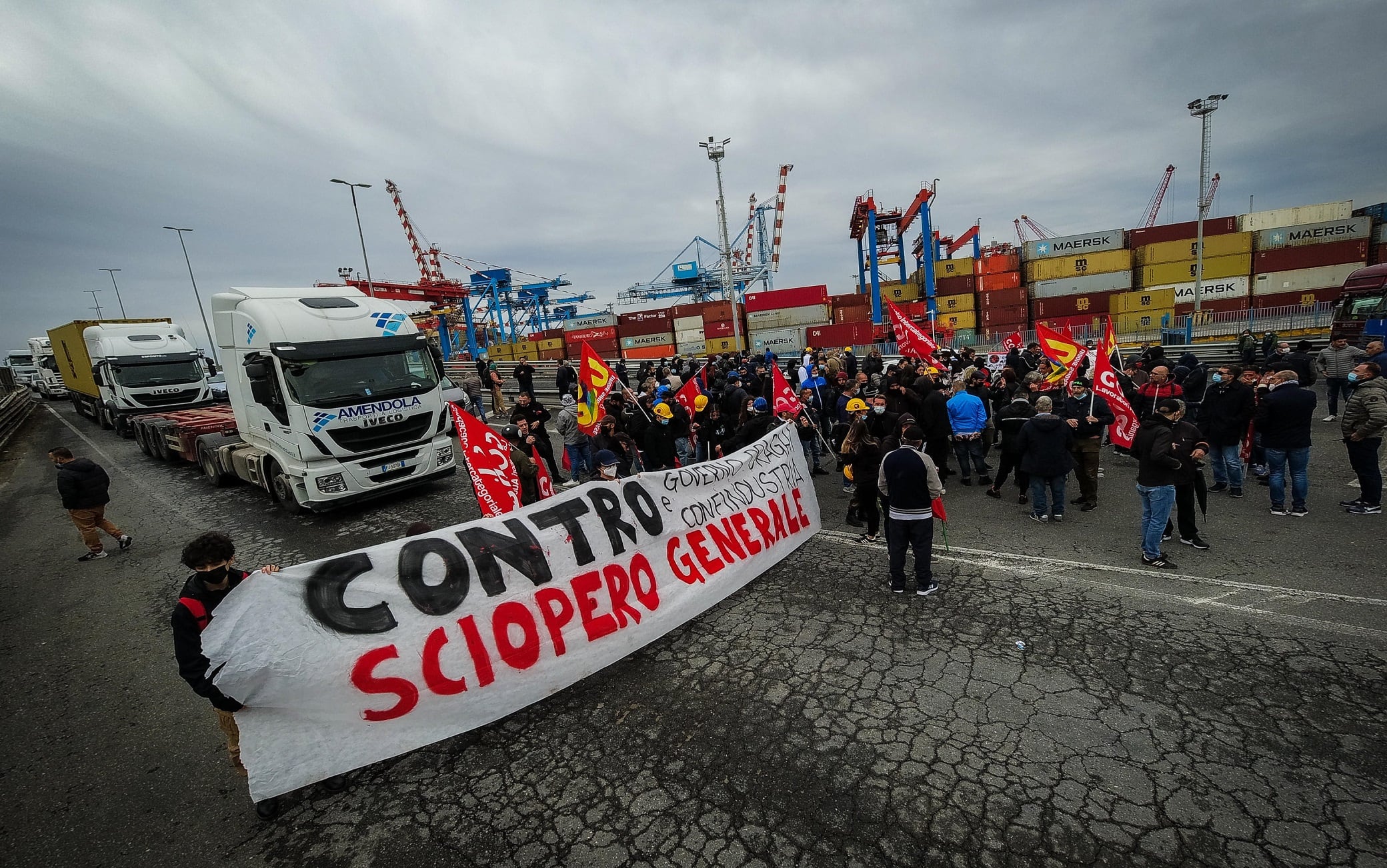 Un momento della protesta dei Centri sociali e dei disoccupati che occupano rampa di accesso alle autostrade, Napoli, 11 Ottobre 2021. ANSA/CESARE ABBATE