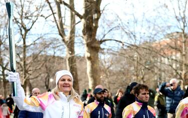 Kirsty Coventry per le strade di Milano con la fiamma 