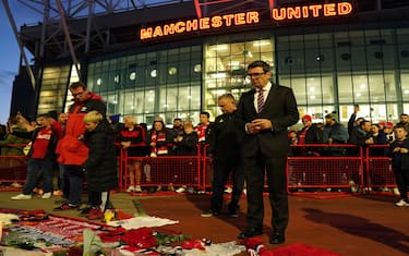 Burnham rende omaggio a Bobby Charlton davanti a Old Trafford nel 2023