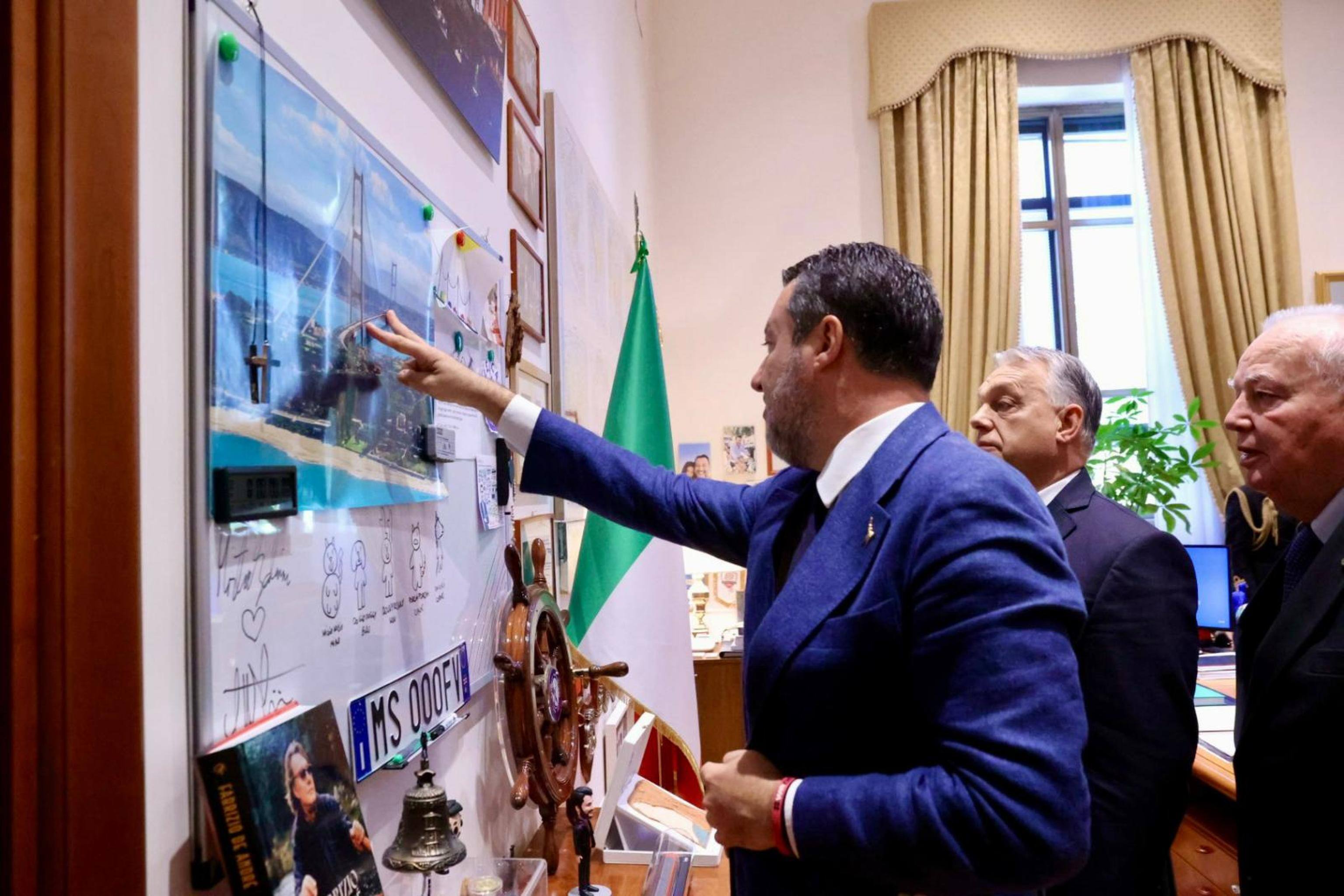 Il premier ungherese Viktor Orban nella sede del ministero dei Trasporti per incontrare il leader della Lega e vicepremier Matteo Salvini, 28 ottobre 2025. ANSA/Ufficio stampa Lega.
+++FOTO DIFFUSA DALL'UFFICIO STAMPA LEGA - USARE SOLO PER ILLUSTRARE OGGI LA NOTIZIA INDICATA NEL TITOLO - NON ARCHIVIARE - NON VENDERE - NON USARE PER FINI NON GIORNALISTICI - NPK+++