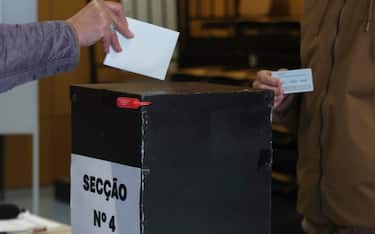 epa12658157 A voter casts his vote in Lisbon, Portugal, 18 January 2026. More than 11 million voters are called upon to elect the new President of the Portuguese Republic, who will succeed Marcelo Rebelo de Sousa, who has reached the limit of his terms in office. There are 11 accepted candidates, a record number.  EPA/ANTONIO COTRIM