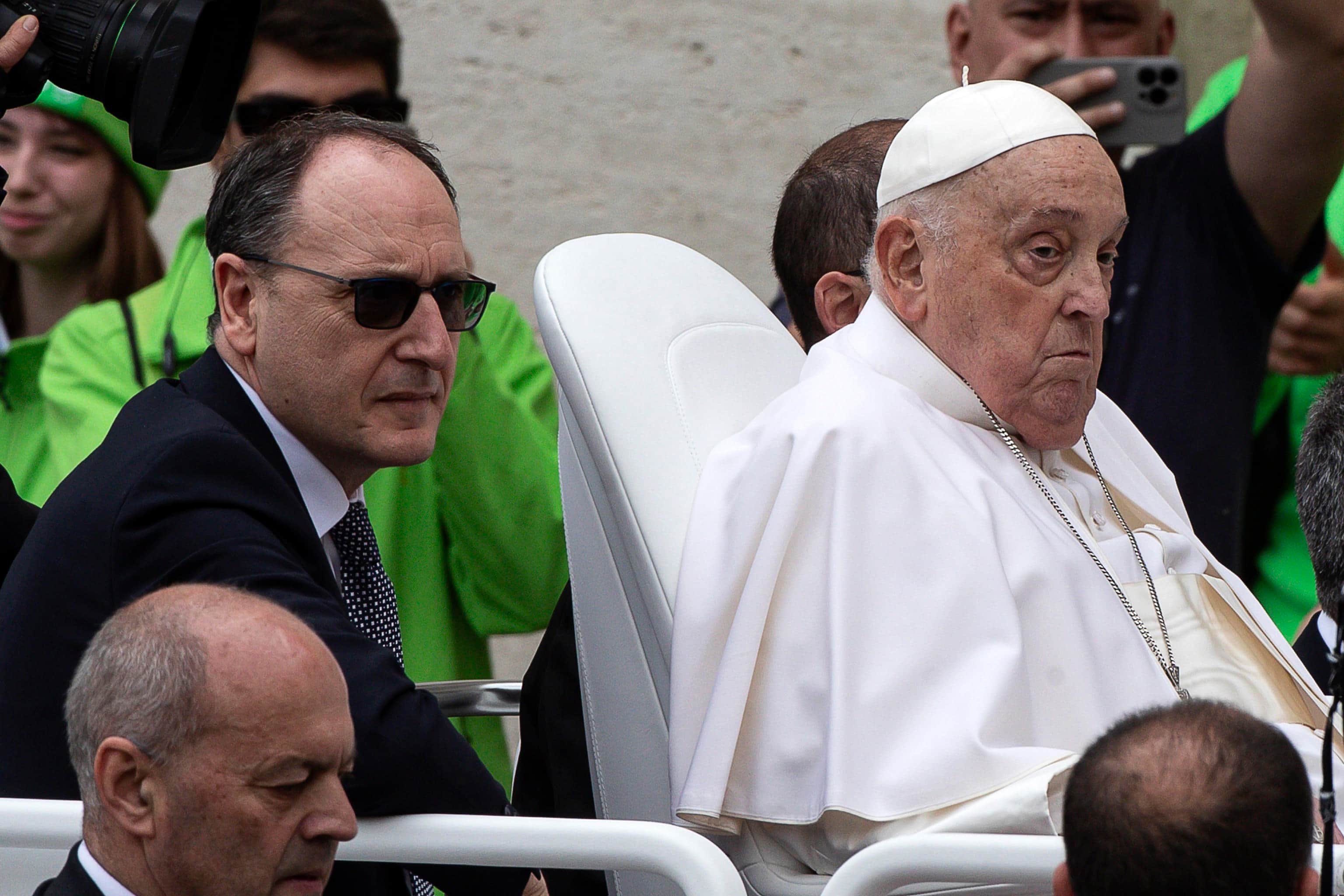 Pope Francis with his personal nurse Massimiliano Strappetti during the greeting to the faithful after the Urbi et Orbi blessing following the Easter Mass in Saint Peter's Square, in Vatican City, 20 April 2025. ANSA/ANGELO CARCONI