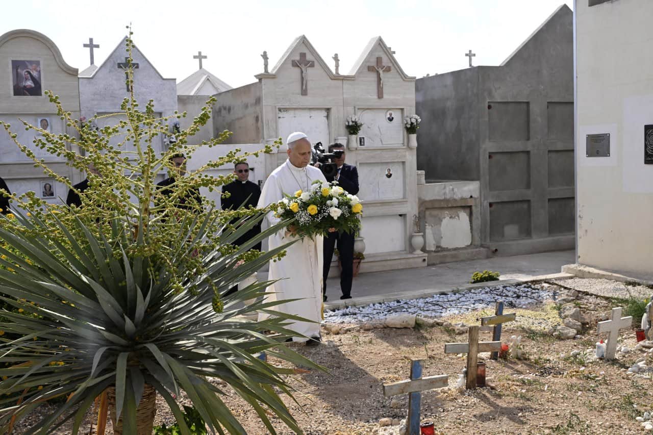 Papa Leone al cimitero di Lampedusa