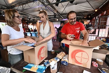 La sindaca di Genova Silvia Salis ha partecipato alla raccolta di generi alimentari per la popolazione palestinese. I pacchi verranno caricati su 4 imbarcazioni che si uniranno nei prossimi giorni alle barche della Sumud Flotilla verso la Striscia di Gaza. Genova, 27 agosto 2025. 