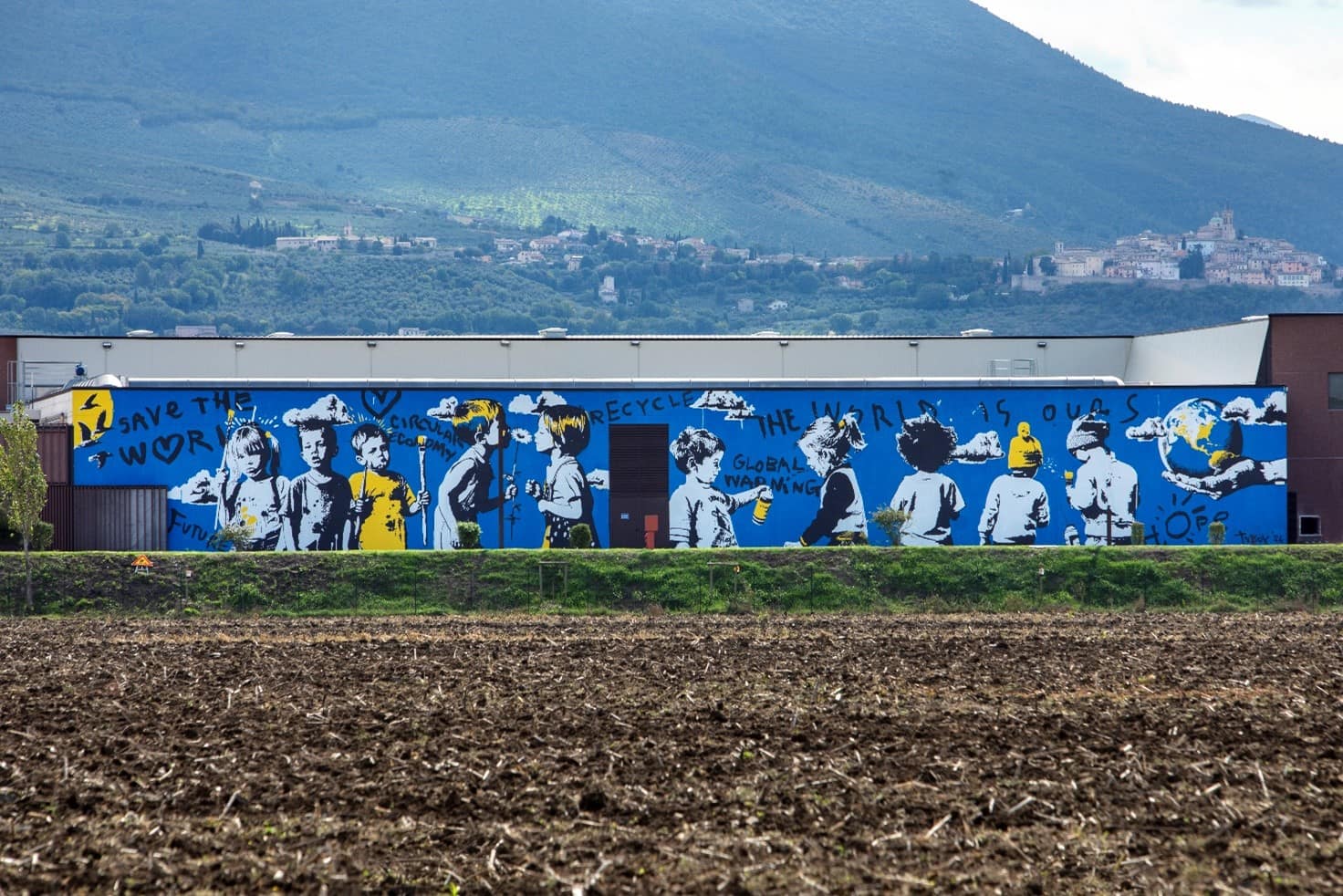 Il murale di Tvboy sull'impianto di produzione di biometano di Foligno