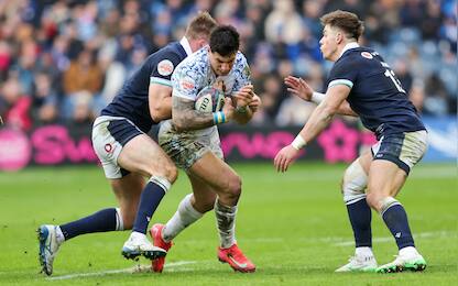 epa11868310 Scotland's Stafford McDowall in action against Italy's Tommaso Menoncello during the Rugby Six Nations match between Scotland and Italy in Edinburgh, Britain, 01 February 2025.  EPA/ROBERT PERRY