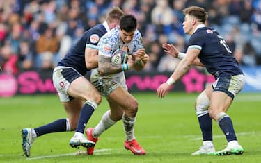 epa11868310 Scotland's Stafford McDowall in action against Italy's Tommaso Menoncello during the Rugby Six Nations match between Scotland and Italy in Edinburgh, Britain, 01 February 2025.  EPA/ROBERT PERRY