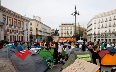 epa13265872 Dozens of tents have been set up in Madrid's Puerta del Sol, Spain, 27 September 2026. Hundreds of people spent the early hours of 27 September camping there to protest the housing crisis, declaring that they can take no more and that 'either the rentier system falls, or the government falls.' The encampment began late evening on 26 September, following a demonstration in central Madrid protesting the eviction of Maricarmen, an elderly woman forced to leave her rental home after 70 years, and demanding effective measures to curb the housing crisis.  EPA/RODRIGO JIMENEZ