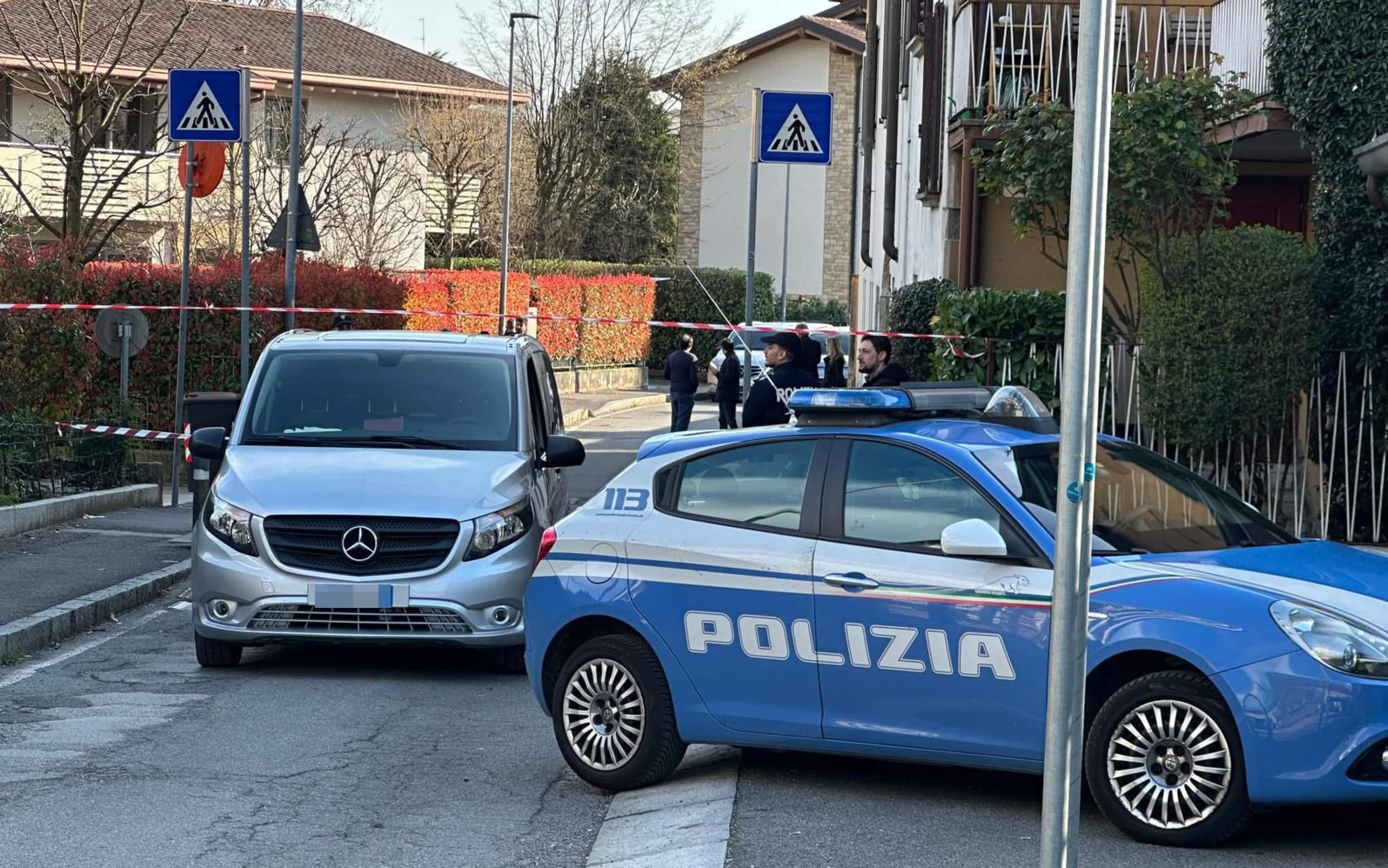 Inquirenti sul luogo dell'omicidio, Bergamo, 18 marzo 2026. Una donna è stata uccisa dal marito a Bergamo in una casa di via Pescaria. La coppia è italiana e l'uomo avrebbe poi tentato, invano, di togliersi la vita.
ANSA/MICHELE MARAVIGLIA