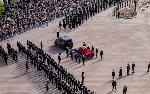 epa13224619 The coffin of Norway's King Harald V is taken from the Palace to Oslo Cathedral  for the funeral, in Oslo, Norway, 09 September 2026. The ceremony marks the country's first state funeral for a monarch since the death of King Harald's father, King Olav V, in 1991.  EPA/Hakon Mosvold Larsen  NORWAY OUT