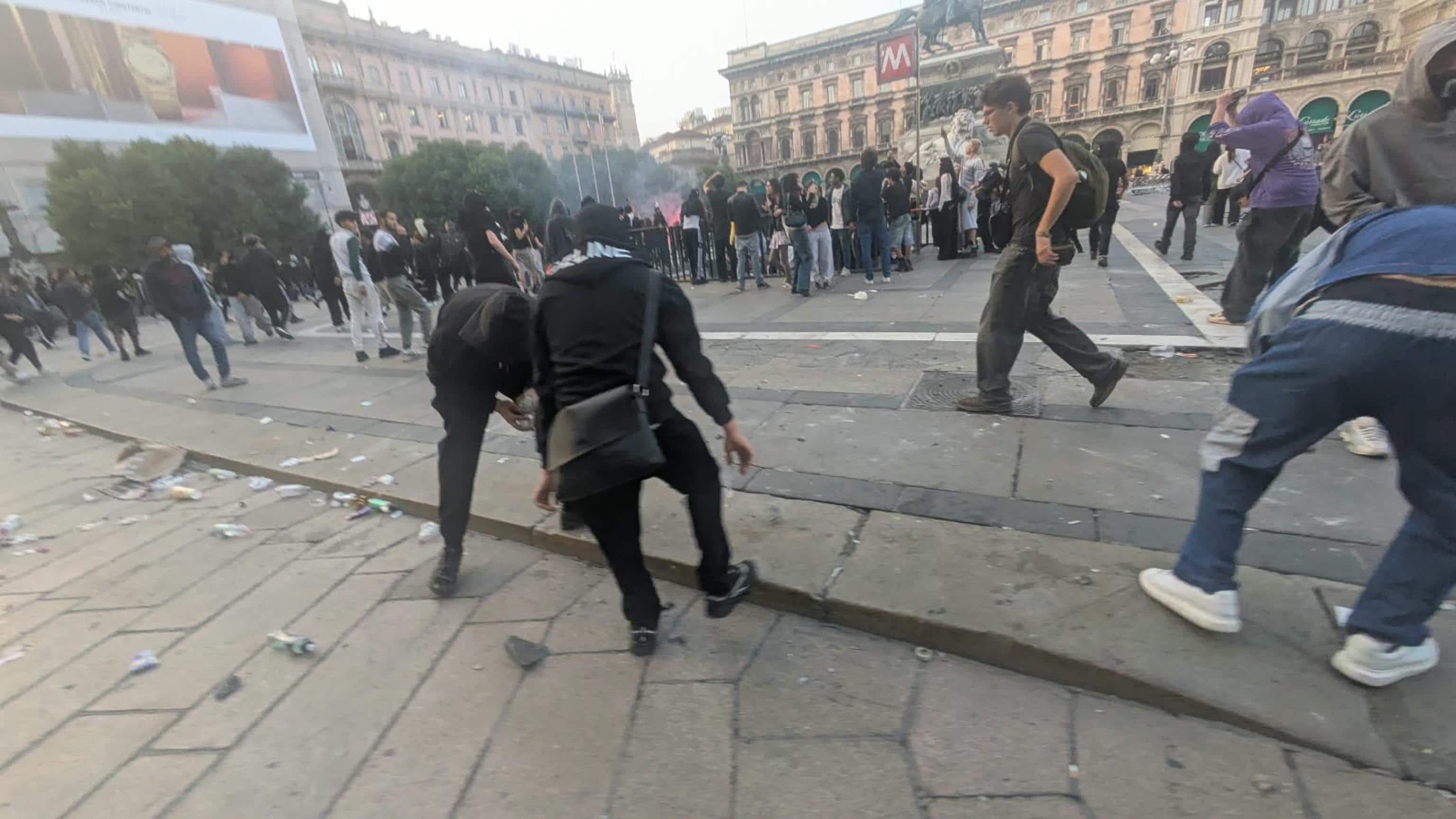 Momenti di tensione, in centro a Milano, tra via San Prospero e piazza Cordusio, dove per una decina di minuti la Polizia è stata bersagliata da gruppi di giovani                  vestiti di nero e con il volto coperto, Milano, 17 ottobre 2026. ANSA/ PAOLO SALMOIRAGO 