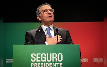 epa12660094 Presidential candidate Antonio Jose Seguro addresses supporters after advancing to the second round of the presidential elections at his campaign headquarters in Caldas da Rainha, Portugal, 18 January 2026. The runoff is scheduled for 08 February between Seguro and Andre Ventura.  EPA/JOSE COELHO