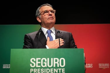 epa12660094 Presidential candidate Antonio Jose Seguro addresses supporters after advancing to the second round of the presidential elections at his campaign headquarters in Caldas da Rainha, Portugal, 18 January 2026. The runoff is scheduled for 08 February between Seguro and Andre Ventura.  EPA/JOSE COELHO