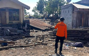 epa13173169 A handout photo made available by Indonesia's National Search and Rescue Agency (Basarnas) shows a rescuer inspecting structural damage after an earthquake in Mbay, East Nusa Tenggara province, Indonesia, 16 August 2026. A 7.7 magnitude earthquake, which struck off the coast of East Nusa Tenggara on 15 August 2026, killed at least 47 people and triggered minor tsunami waves before coastal warnings were lifted.  EPA/BASARNAS HANDOUT -- BEST QUALITY AVAILABLE -- HANDOUT EDITORIAL USE ONLY/NO SALES