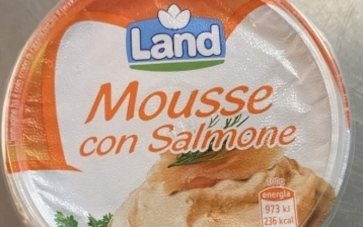 Dettaglio del richiamo mousse salmone Land nei punti vendita