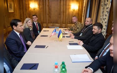 This handout photograph taken and released on February 14, 2026 by the Ukrainian Presidential Press Service, shows Ukraine's President Volodymyr Zelensky (R) meeting with US Secretary of State Marco Rubio (L) on the sidelines of the 62nd Munich Security Conference (MSC) in Munich. (Photo by Handout / UKRAINIAN PRESIDENTIAL PRESS SERVICE / AFP) / XGTY / RESTRICTED TO EDITORIAL USE - MANDATORY CREDIT "AFP PHOTO /UKRAINIAN PRESIDENTIAL PRESS SERVICE" - NO MARKETING NO ADVERTISING CAMPAIGNS - DISTRIBUTED AS A SERVICE TO CLIENTS
