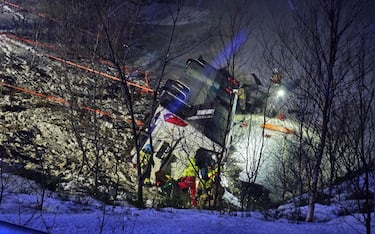 epa11794118 Members of the emergency services work after a bus went off the road on the E10 and plunged into a lake in Hadsel, Nordland, Norway, 26 December 2024. At least three people have died and four are seriously injured, according to police.  EPA/MARIUS BIRKELAND  NORWAY OUT