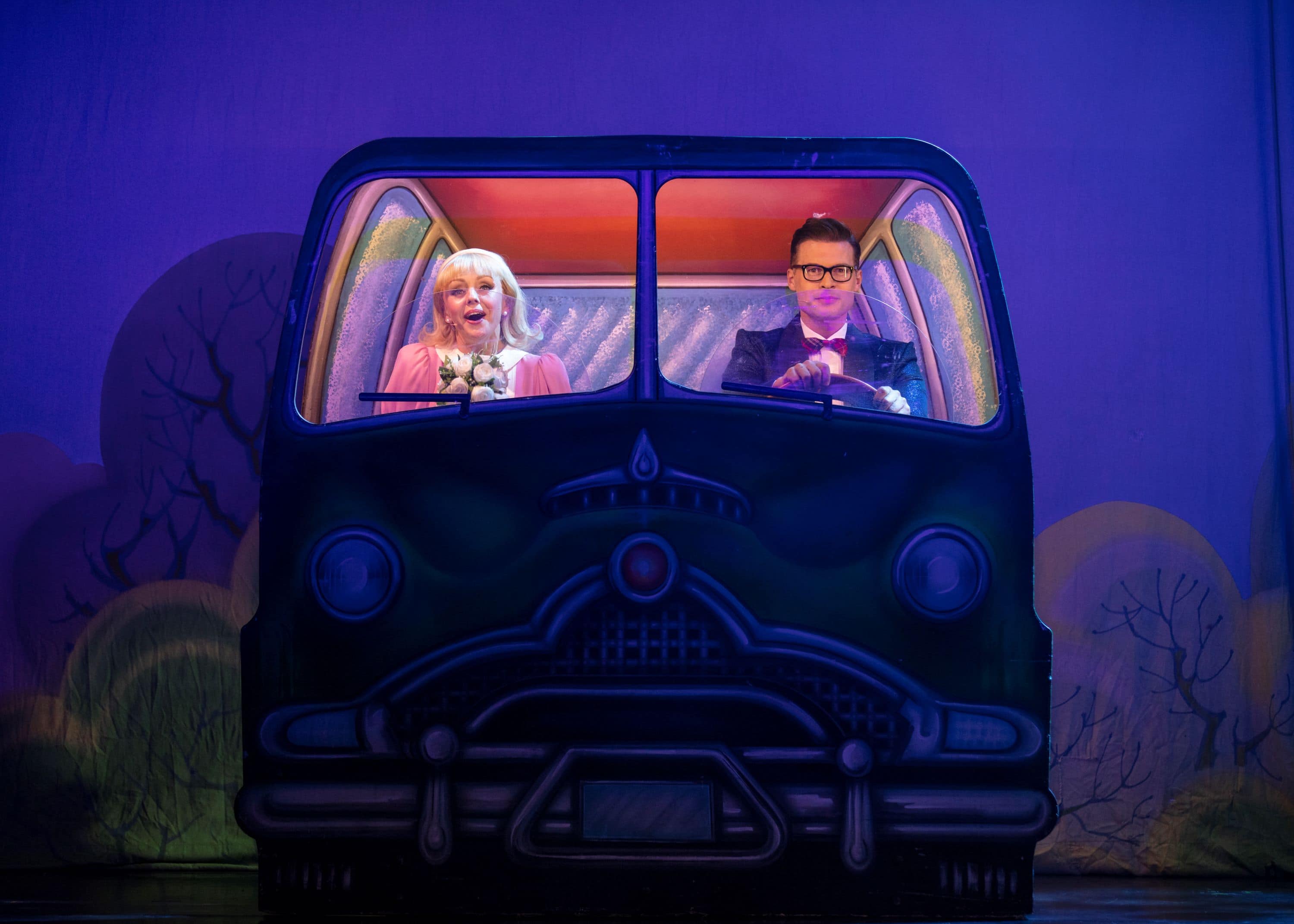 In una delle prime scene del Rocky Horror Show, Brad e Janet viaggiano in auto verso il castello del Dottor Frank-N-Furter