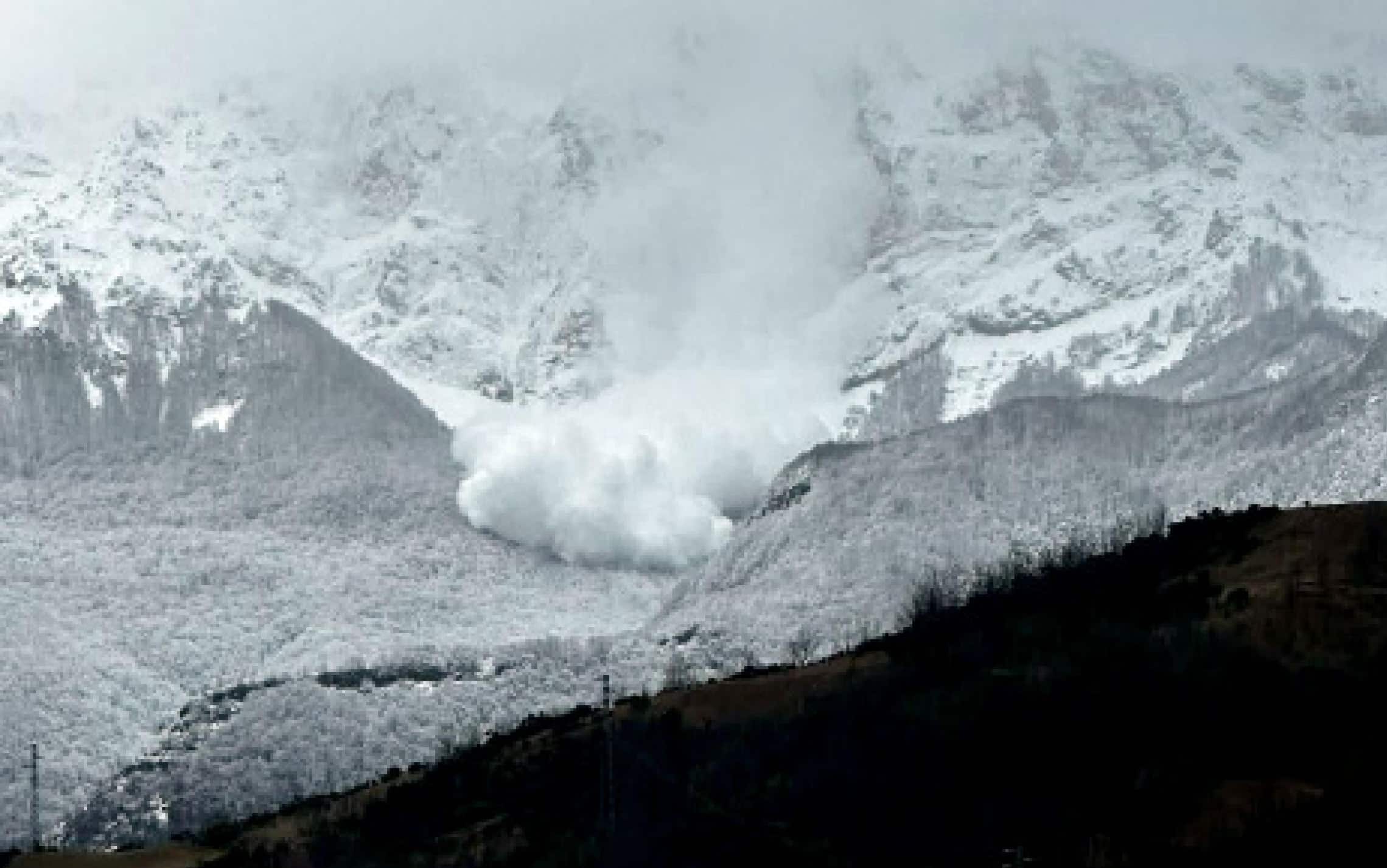 Una slavina monumentale dal Corno Grande: lo spettacolo della natura sul Gran Sasso. Un evento imponente e spettacolare ha catturato l’attenzione nelle ultime ore sul massiccio del Gran Sasso d’Italia. Una grande slavina si è staccata dal celebre “paretone” del Corno Grande, regalando una scena di straordinaria potenza visiva, fortunatamente senza alcuna conseguenza per persone o infrastrutture, Colledara (Teramo), 10 gennaio 2026.ANSA/LUIGI VISCONTI (NPK)+++ CREDIT OBBLIGATORIO +