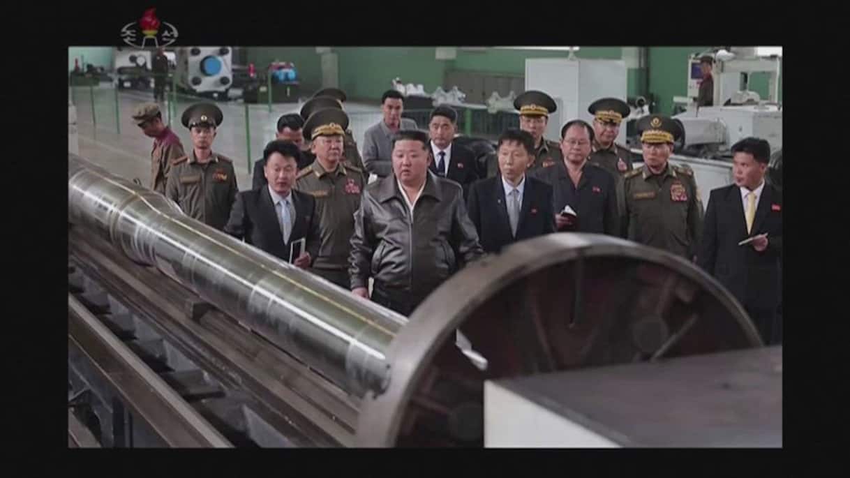 Kim Jong Un visita fabbrica di armi e cacciatorpediniere